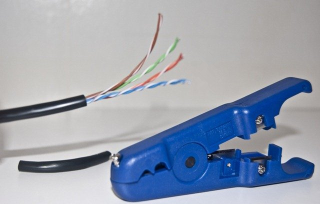 strip-the-cable-jacket